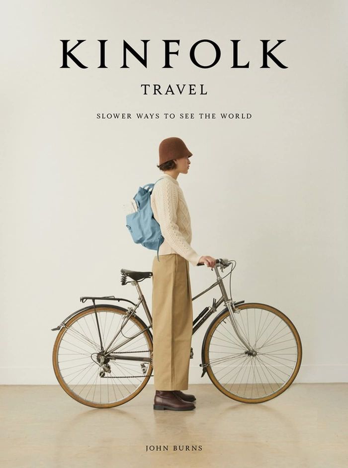 Couverture du livre « KINFOLK TRAVEL - SLOWER WAYS TO SEE THE WORLD », librairie Les Contes Infusés à Corte