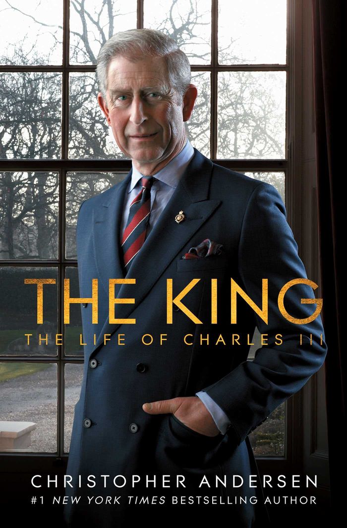 Couverture du livre « THE KING - THE LIFE OF CHARLES III » de Christopher Andersen, librairie Les Contes Infusés à Corte