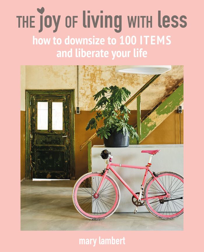 Couverture du livre « THE JOY OF LIVING WITH LESS - HOW TO DOWNSIZE TO 100 ITEMS AND LIBERATE YOUR LIFE » de Mary Lambert, librairie Les Contes Infusés à Corte