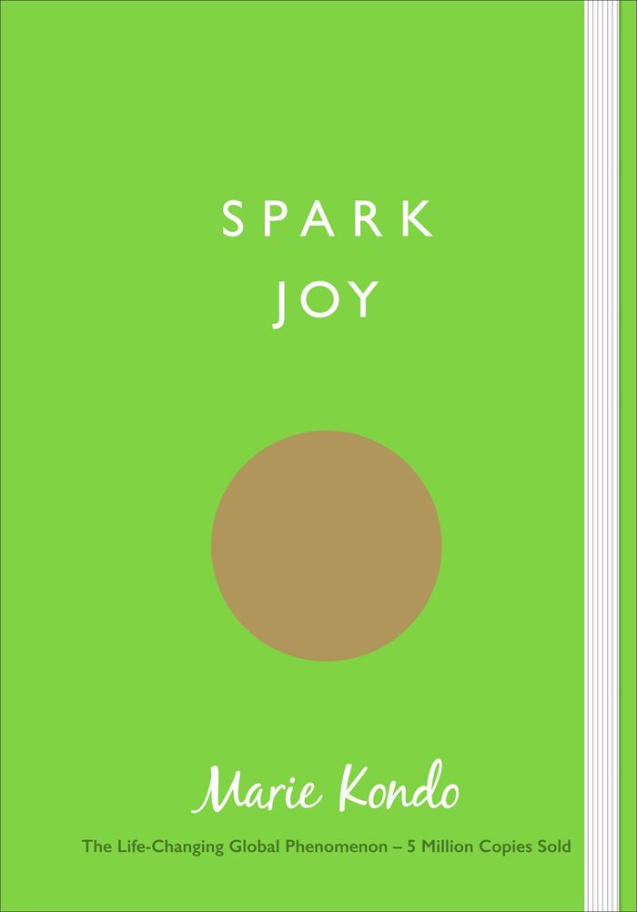 Couverture du livre « SPARK JOY - AN ILLUSTRATED GUIDE TO THE JAPANESE ART OF TIDYING », librairie Les Contes Infusés à Corte