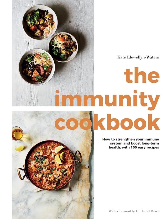 Couverture du livre « THE IMMUNITY COOKBOOK - HOW TO STRENGTHEN YOUR IMMUNE SYSTEM AND BOOST LONG-TERM HEALTH, WITH 100 EA » de K. Llewellyn-Waters, librairie Les Contes Infusés à Corte