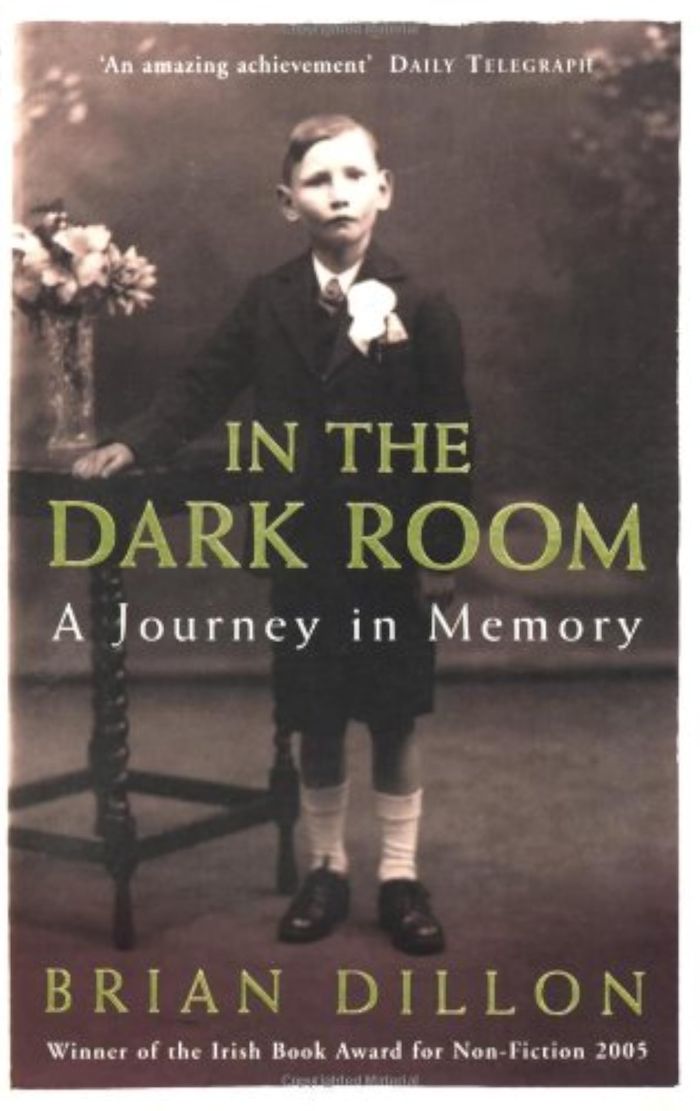 Couverture du livre « IN THE DARK ROOM: A JOURNEY IN MEMORY » de Brian Dillon, librairie Les Contes Infusés à Corte