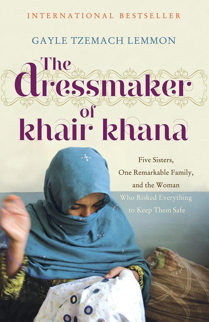 Couverture du livre « THE DRESSMAKER OF KHAIR KHANA », librairie Les Contes Infusés à Corte