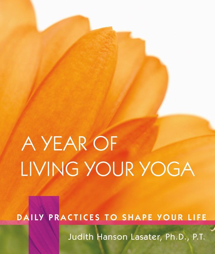 Couverture du livre « A YEAR OF LIVING YOUR YOGA - DAILY PRACTICES TO SHAPE YOUR LIFE » de Lasater J H., librairie Les Contes Infusés à Corte
