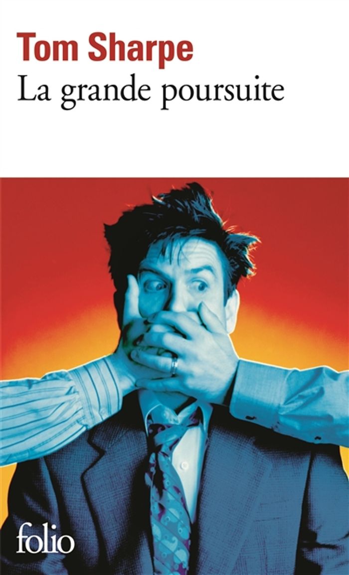 Couverture du livre « LA GRANDE POURSUITE » de Tom Sharpe, librairie Les Contes Infusés à Corte