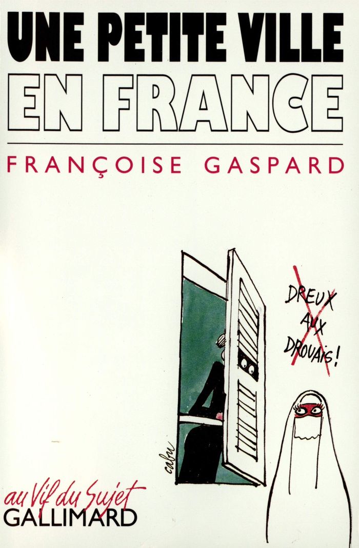 Couverture du livre « UNE PETITE VILLE EN FRANCE » de Francoise Gaspard, librairie Les Contes Infusés à Corte