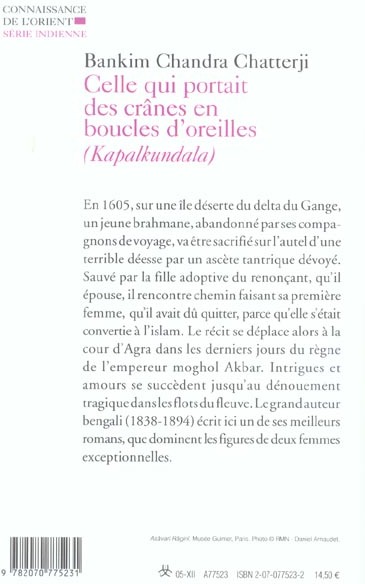Quatrième de couverture de « CELLE QUI PORTAIT DES CRANES EN BOUCLES D'OREILLES - (KAPALKUNDALA) »