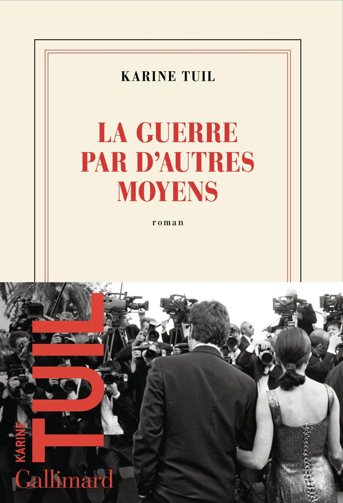 Couverture du livre « La guerre par d'autres moyens : roman » de Karine Tuil, librairie Les Contes Infusés à Corte