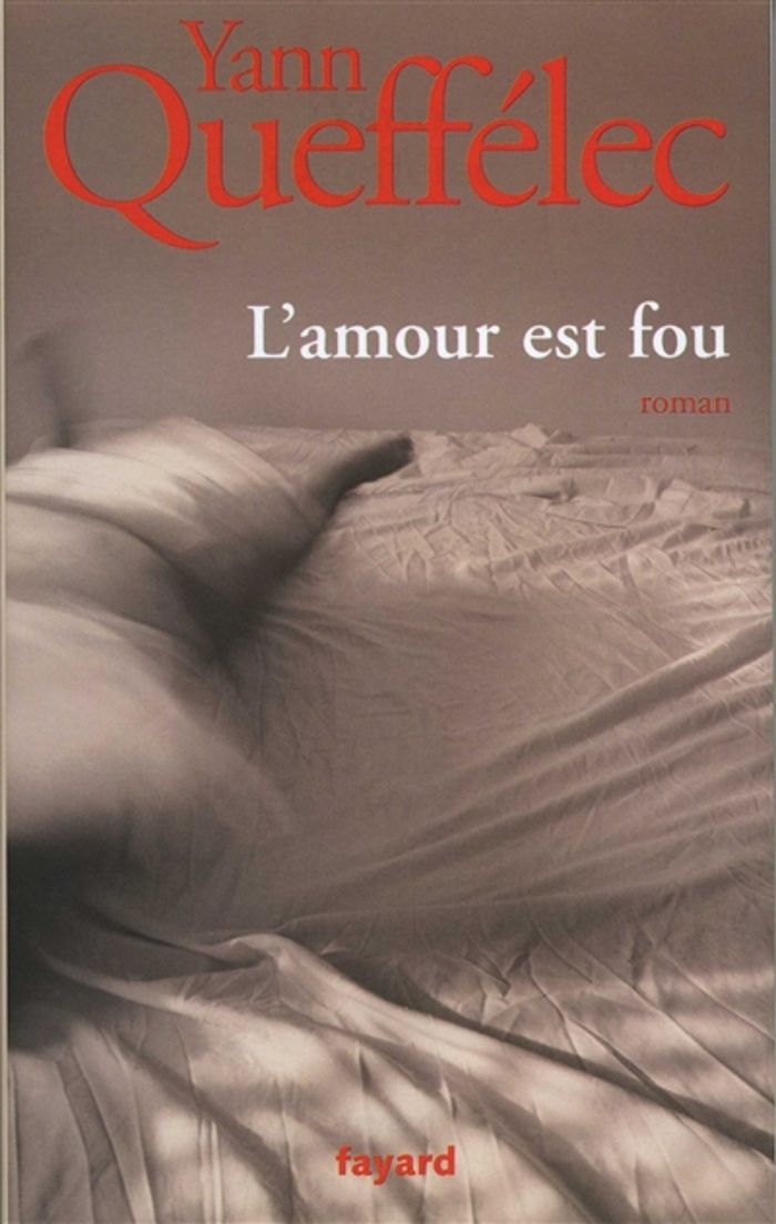Couverture du livre « L'AMOUR EST FOU » de Yann Queffelec, librairie Les Contes Infusés à Corte