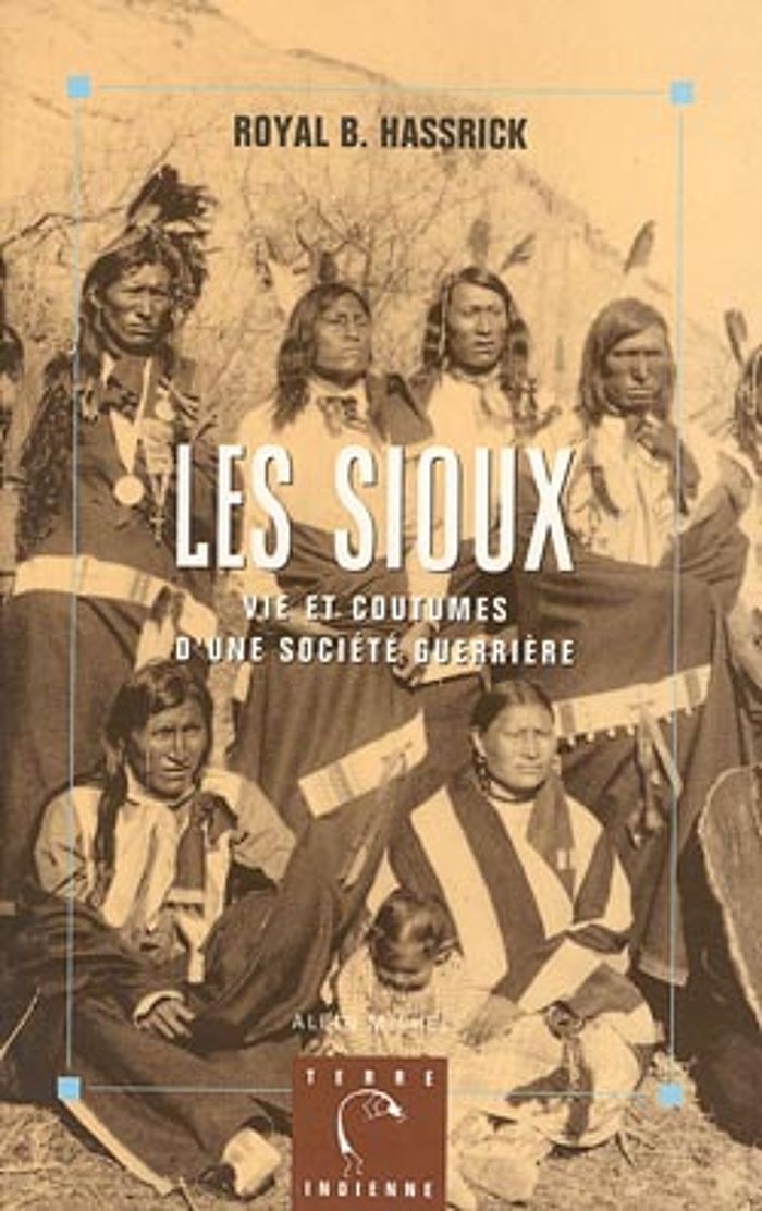Couverture du livre « LES SIOUX - VIE ET COUTUMES D'UNE SOCIETE GUERRIERE » de Hassrick Royal B., librairie Les Contes Infusés à Corte