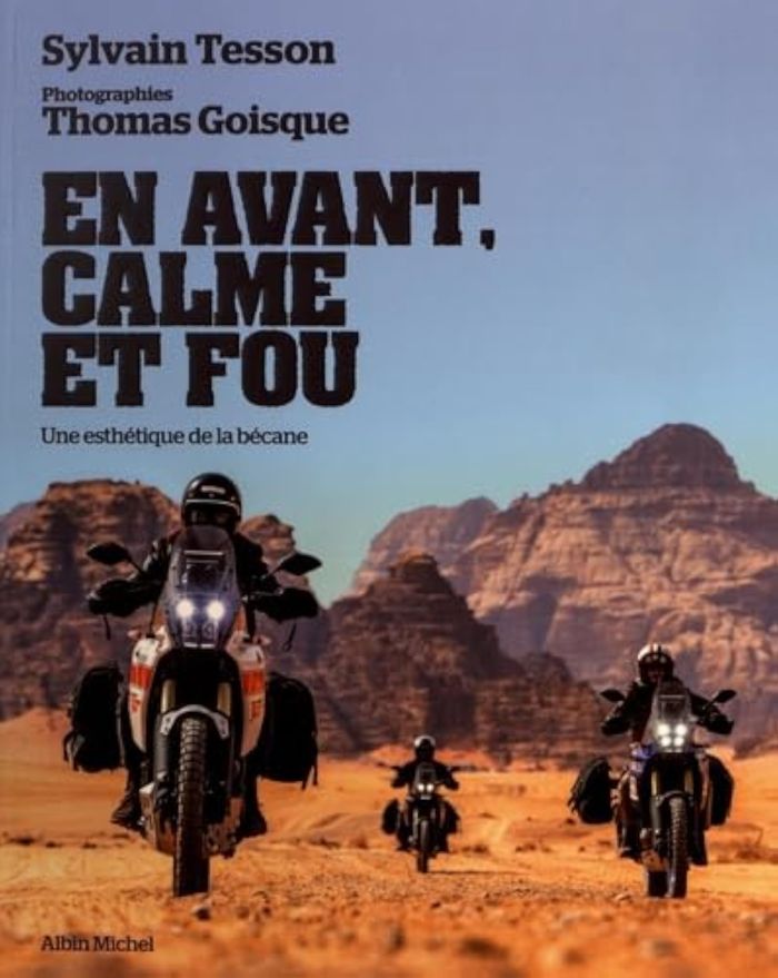 Couverture du livre « En avant, calme et fou : une esthétique de la bécane » de Sylvain Tesson, librairie Les Contes Infusés à Corte
