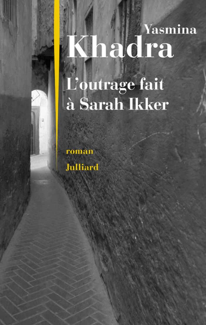 Couverture du livre « L'outrage fait à Sarah Ikker : roman » de Yasmina Khadra, librairie Les Contes Infusés à Corte