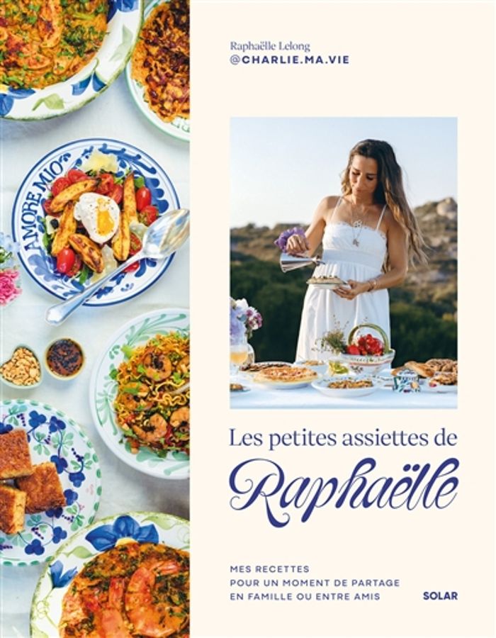 Couverture du livre « LES PETITES ASSIETTES DE RAPHAELLE - MES RECETTES POUR UN MOMENT DE PARTAGE EN FAMILLE OU ENTRE AMIS », librairie Les Contes Infusés à Corte