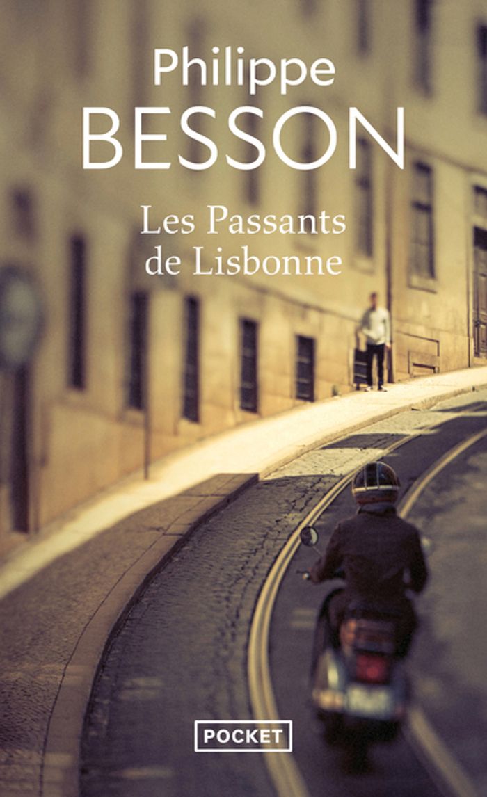 Couverture du livre « Les passants de Lisbonne », librairie Les Contes Infusés à Corte