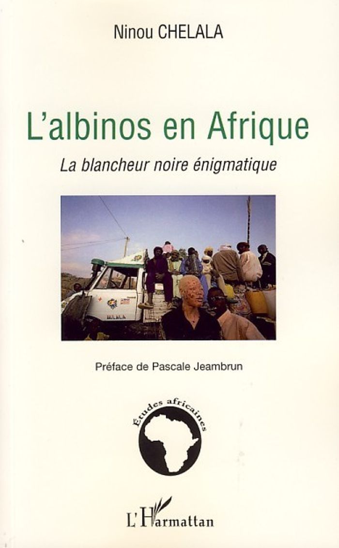 Couverture du livre « L'ALBINOS EN AFRIQUE - LA BLANCHEUR NOIRE ENIGMATIQUE » de Ninou Chelala, librairie Les Contes Infusés à Corte