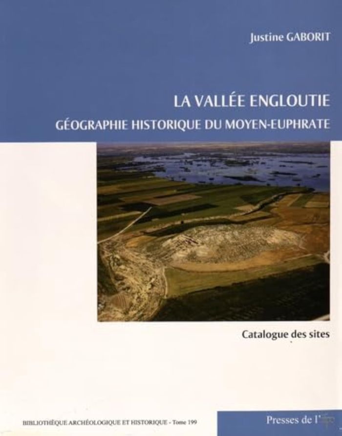 Couverture du livre « LA VALLEE ENGLOUTIE. GEOGRAPHIE HISTORIQUE DU MOYEN-EUPHRATE. CATALOGUE DES SITES.VOL.2 » de Justine Gaborit, librairie Les Contes Infusés à Corte