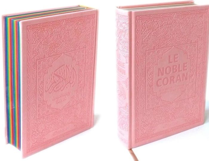 Couverture du livre « NOBLE CORAN AVEC PAGES ARC-EN-CIEL (RAINBOW) - BILINGUE (FR/AR) - COUVERTURE DAIM ROSE CLAIR » de Revelation, librairie Les Contes Infusés à Corte