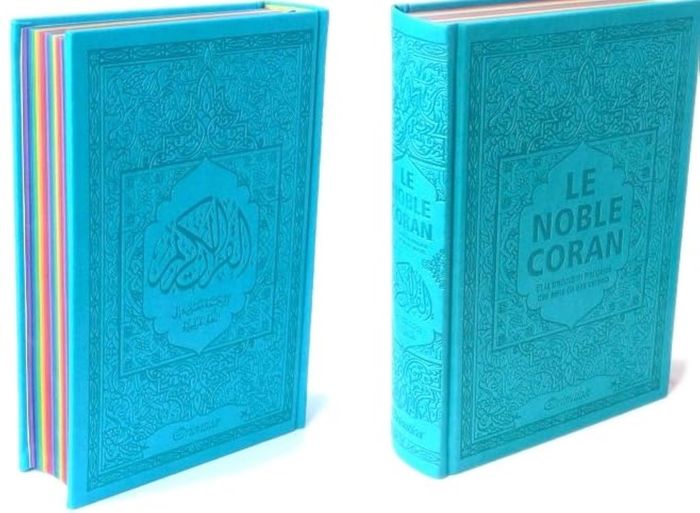 Couverture du livre « NOBLE CORAN AVEC PAGES ARC-EN-CIEL (RAINBOW) - BILINGUE (FR/AR) - COUVERTURE DAIM BLEU CLAIR » de Revelation, librairie Les Contes Infusés à Corte