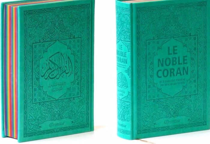 Couverture du livre « NOBLE CORAN AVEC PAGES ARC-EN-CIEL (RAINBOW) - BILINGUE (FR/AR) - COUVERTURE DAIM VERT BLEU » de Revelation, librairie Les Contes Infusés à Corte