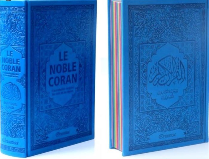 Couverture du livre « NOBLE CORAN AVEC PAGES ARC-EN-CIEL (RAINBOW) - BILINGUE (FR/AR) - COUVERTURE DAIM BLEU » de Revelation, librairie Les Contes Infusés à Corte