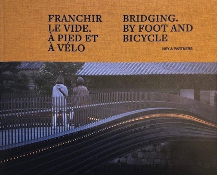 Couverture du livre « FRANCHIR LE VIDE A PIED ET A VELO », librairie Les Contes Infusés à Corte