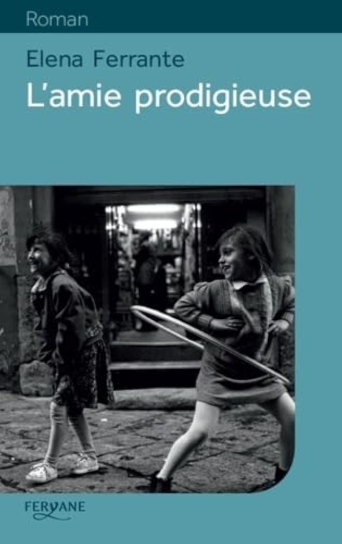 Couverture du livre « L'amie prodigieuse : enfance, adolescence » de Elena Ferrante, librairie Les Contes Infusés à Corte