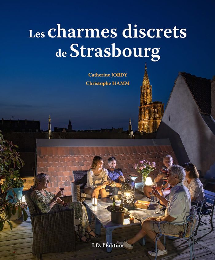 Couverture du livre « Les charmes discrets de Strasbourg », librairie Les Contes Infusés à Corte