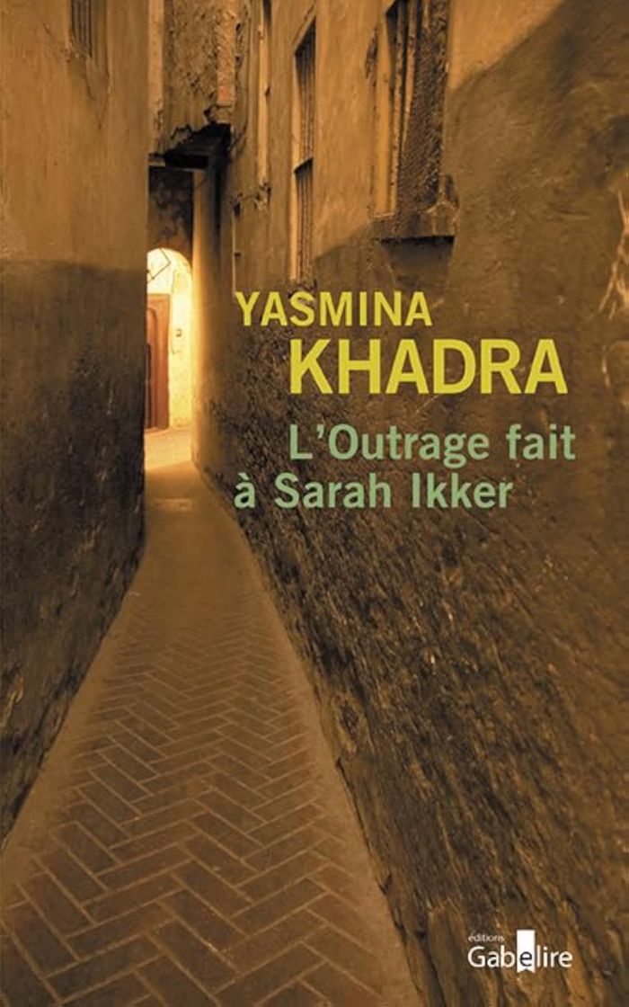 Couverture du livre « L'outrage fait à Sarah Ikker : roman » de Yasmina Khadra, librairie Les Contes Infusés à Corte