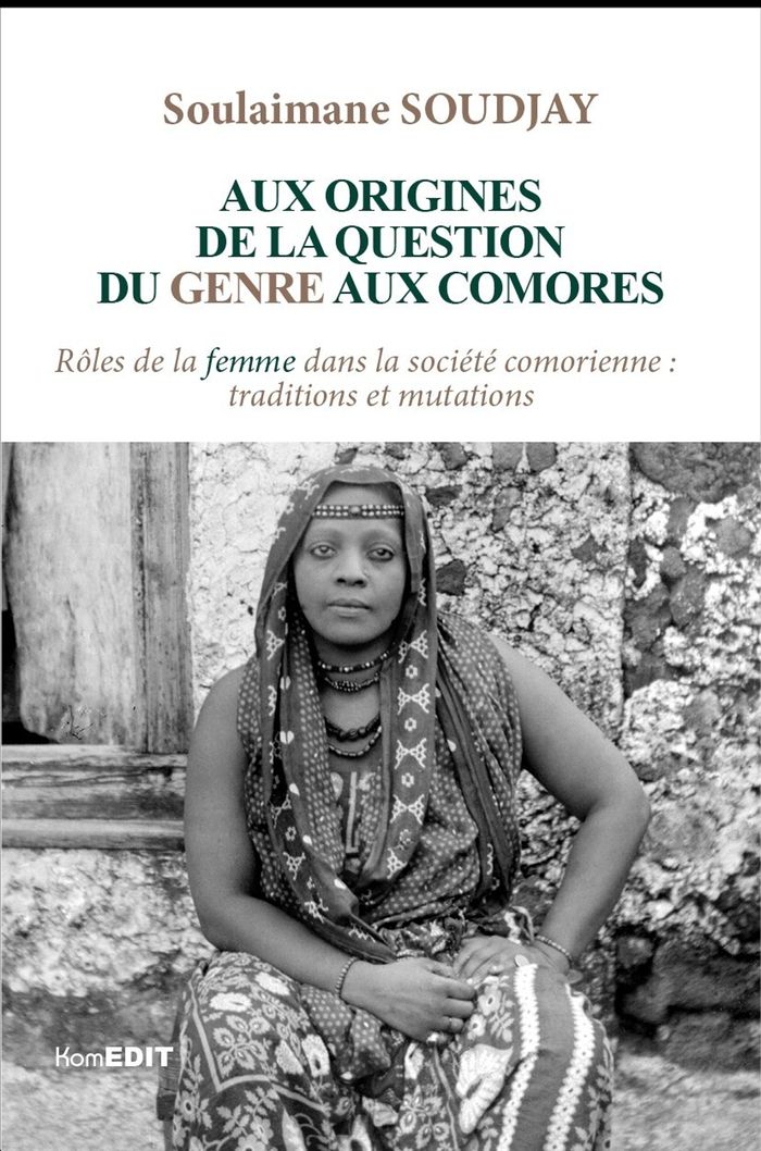 Couverture du livre « AUX ORIGINES DE LA QUESTION DU GENRE AUX COMORES - ROLES DE LA FEMME DANS LA SOCIETE COMORIENNE : TR », librairie Les Contes Infusés à Corte