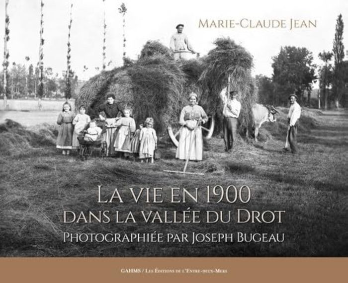 Couverture du livre « LA VIE EN 1900 DANS LA VALLEE DU DROT - PHOTOGRAPHIEE PAR JOSEPH BUGEAU » de Marie-Claude Jean, librairie Les Contes Infusés à Corte