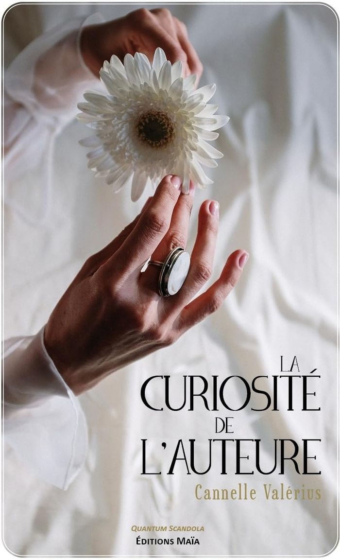 Couverture du livre « LA CURIOSITE DE L'AUTEURE » de Cannelle Valerius, librairie Les Contes Infusés à Corte