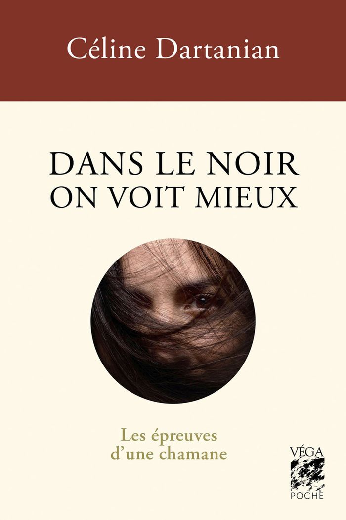 Couverture du livre « Dans le noir on voit mieux : les épreuves d'une chamane » de Céline Dartanian, librairie Les Contes Infusés à Corte