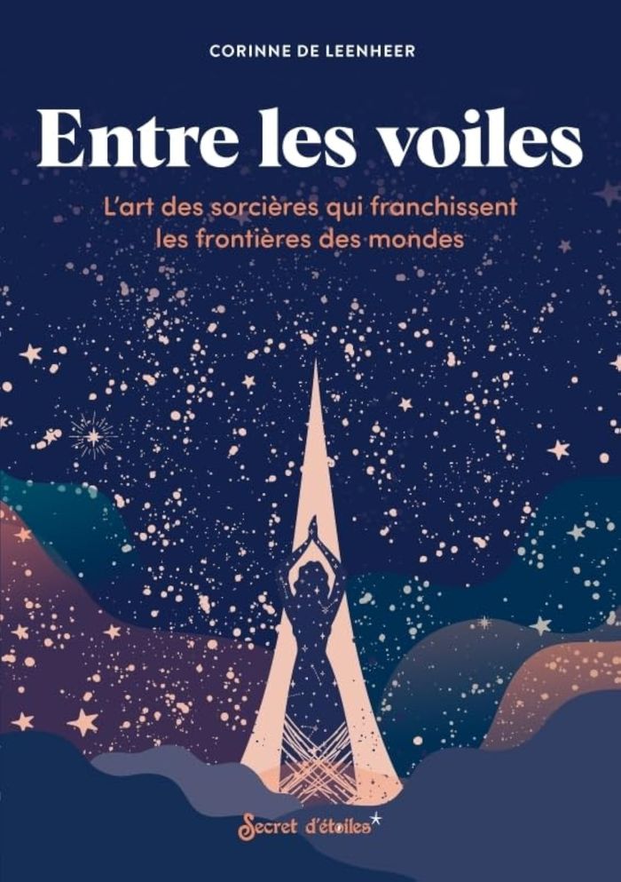 Couverture du livre « Entre les voiles : l'art des sorcières qui franchissent les frontières des mondes » de Corinne de Leenheer, librairie Les Contes Infusés à Corte