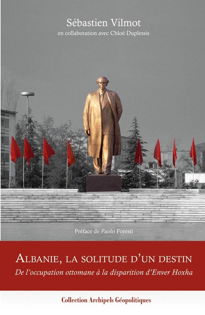 Couverture du livre « Albanie, la solitude d'un destin : de l'occupation ottomane à la disparition d'Enver Hoxha » de Sébastien Vilmot, librairie Les Contes Infusés à Corte