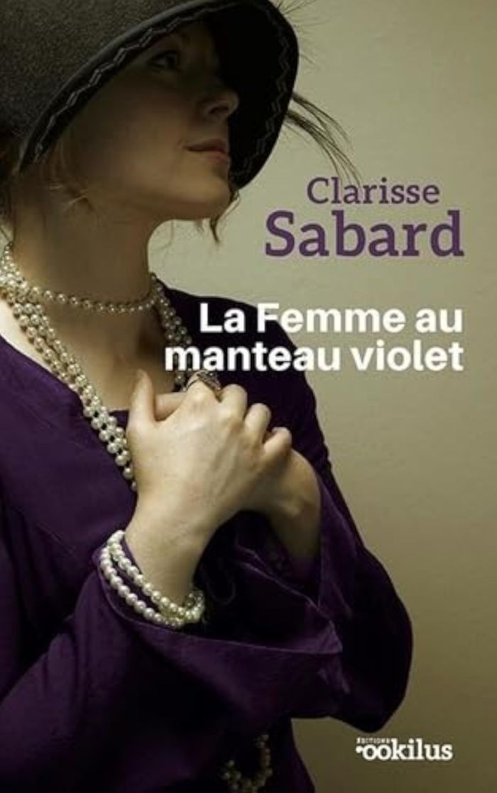 Couverture du livre « La femme au manteau violet : roman » de Clarisse Sabard, librairie Les Contes Infusés à Corte