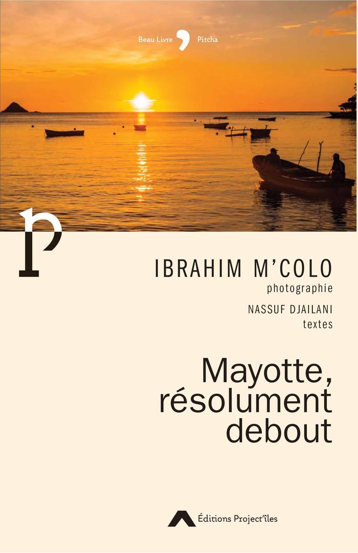 Couverture du livre « MAYOTTE, RESOLUMENT DEBOUT », librairie Les Contes Infusés à Corte