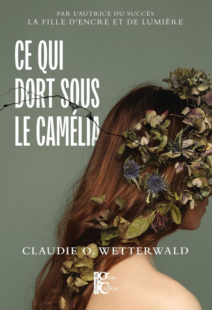 Couverture du livre « CE QUI DORT SOUS LE CAMELIA », librairie Les Contes Infusés à Corte