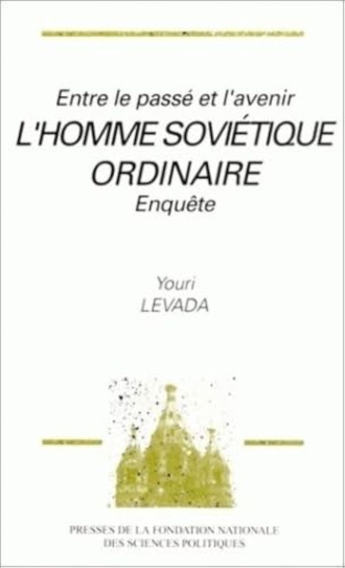 Couverture du livre « ENTRE LE PASSE ET L'AVENIR: L'HOMME SOVIETIQUE ORDINAIRE » de Iurij Levada, librairie Les Contes Infusés à Corte
