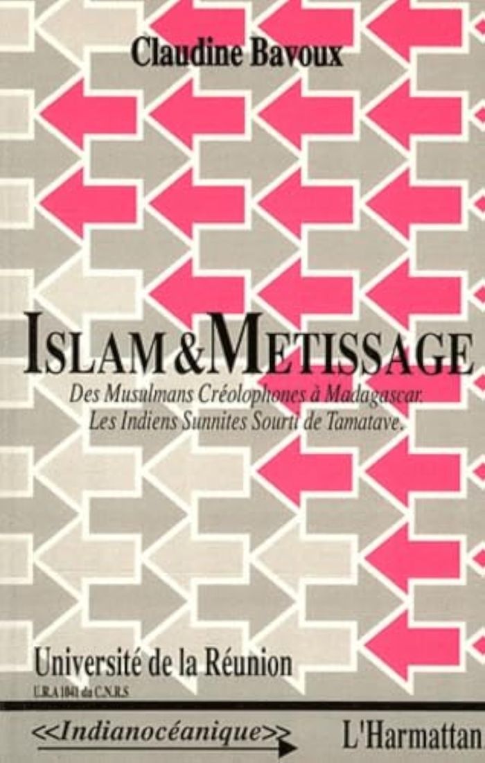 Couverture du livre « ISLAM ET METISSAGE - DES MUSULMANS CREOLOPHONES A MADAGASCAR, LES INDIENS SUNNITES SOURTI DE TAMATAV » de Claudine Bavoux, librairie Les Contes Infusés à Corte
