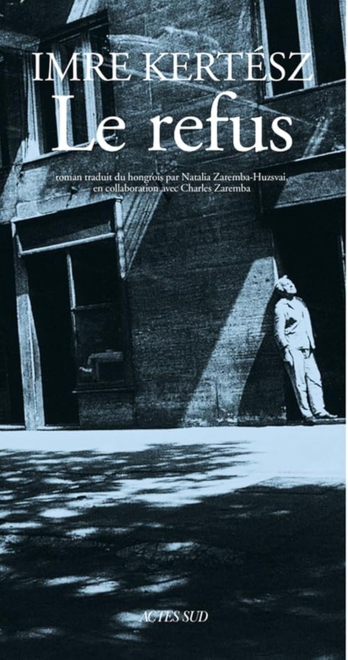 Couverture du livre « LE REFUS » de Imre Kertesz, librairie Les Contes Infusés à Corte