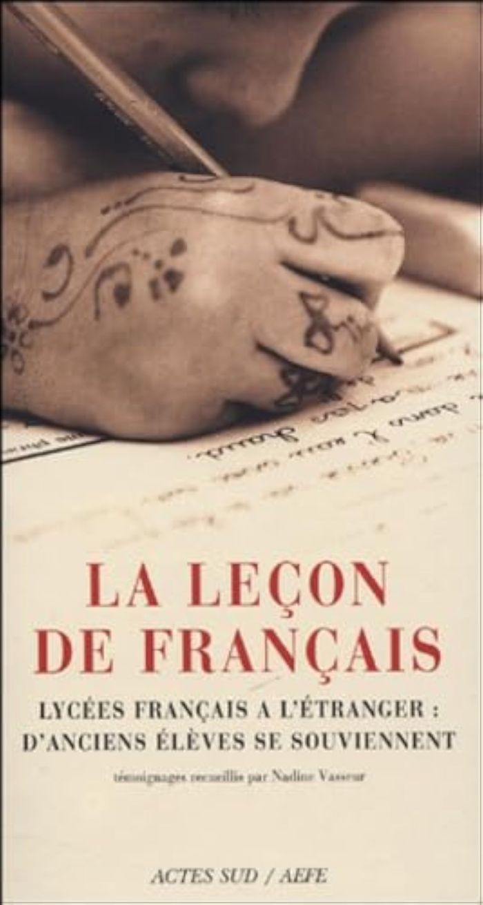 Couverture du livre « LA LECON DE FRANCAIS - LYCEES FRANCAIS A L'ETRANGER : D'ANCIENS ELEVES SE SOUVIENNENT » de Nadine Vasseur, librairie Les Contes Infusés à Corte