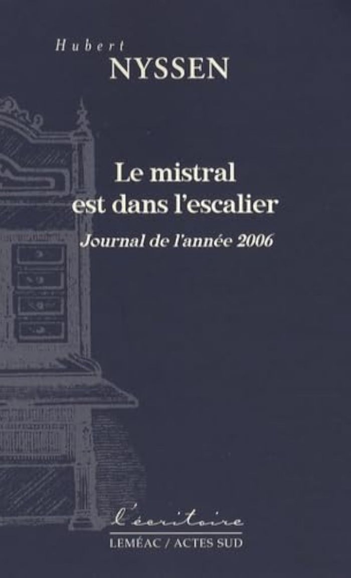 Couverture du livre « LE MISTRAL EST DANS L'ESCALIER - JOURNAL DE L'ANNEE 2006 » de Hubert Nyssen, librairie Les Contes Infusés à Corte