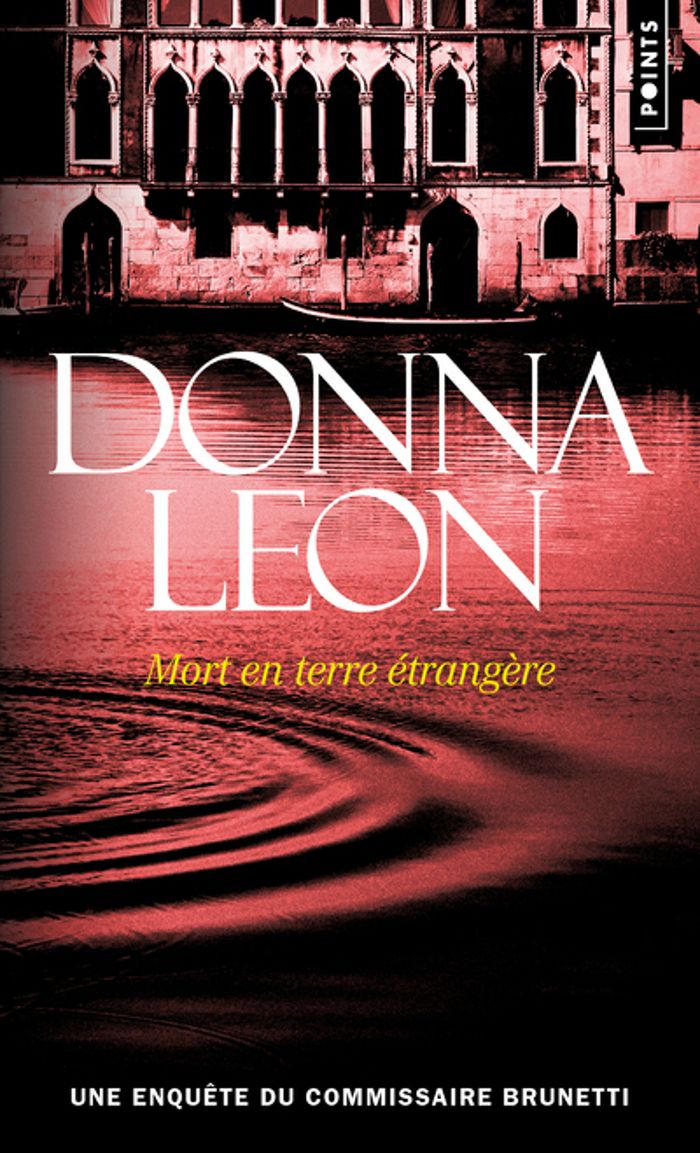 Couverture du livre « Mort en terre étrangère : roman » de Donna Leon, librairie Les Contes Infusés à Corte