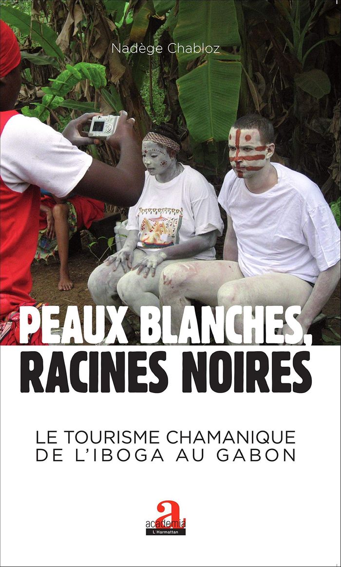 Couverture du livre « PEAUX BLANCHES, RACINES NOIRES - LE TOURISME CHAMANIQUE DE L'IBOGA AU GABON » de Nadege Chabloz, librairie Les Contes Infusés à Corte