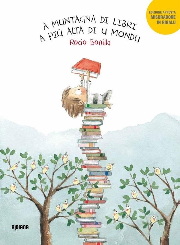 Couverture du livre « A MUNTAGNA DI LIBRI A PIU ALTA DI U MONDU » de Rocio Bonilla, librairie Les Contes Infusés à Corte