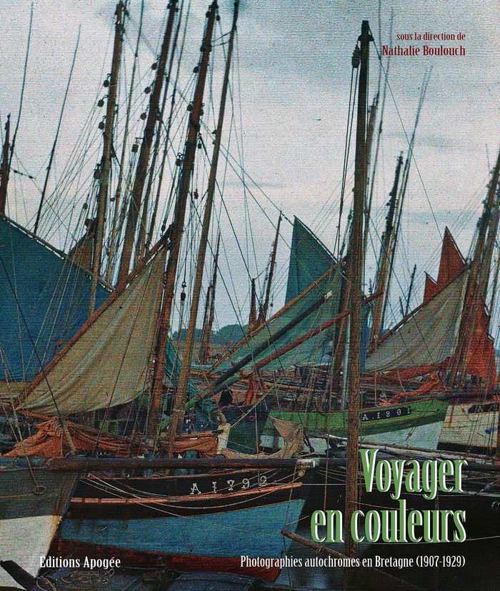 Couverture du livre « VOYAGER EN COULEUR - PHOTOGRAPHIES AUTOCHROMES DE BRETAGNE (1907-1929) » de Collectif, librairie Les Contes Infusés à Corte