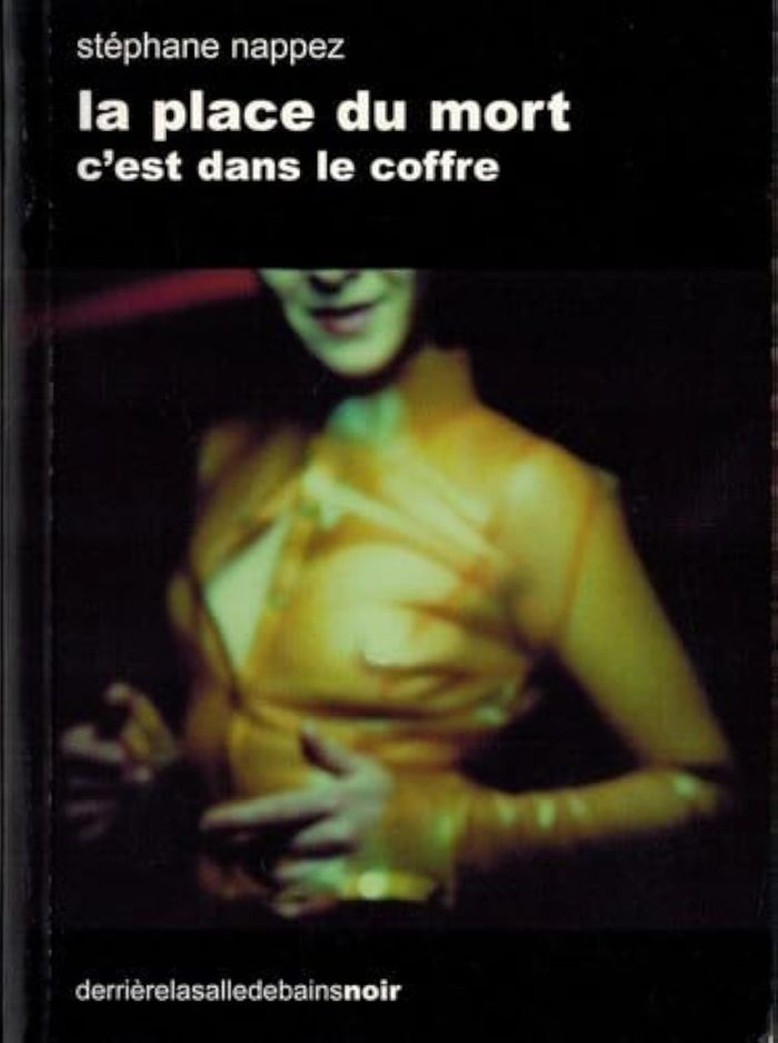 Couverture du livre « LA PLACE DU MORT C'EST DANS LE COFFRE », librairie Les Contes Infusés à Corte