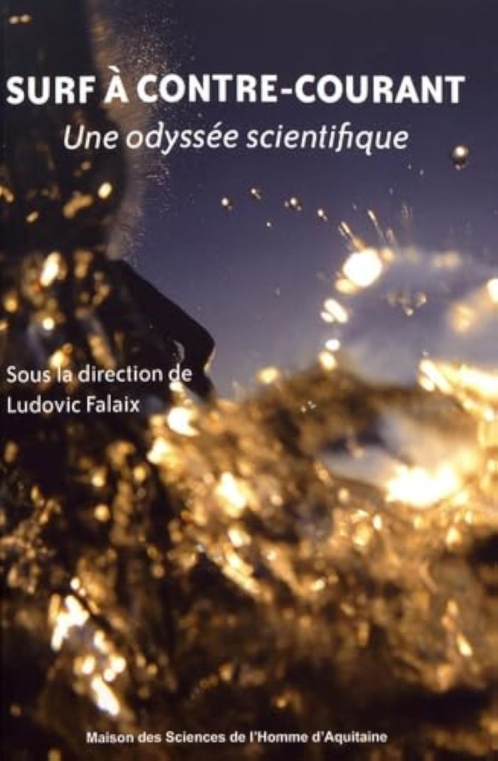 Couverture du livre « SURF A CONTRE-COURANT - UNE ODYSSEE SCIENTIFIQUE », librairie Les Contes Infusés à Corte