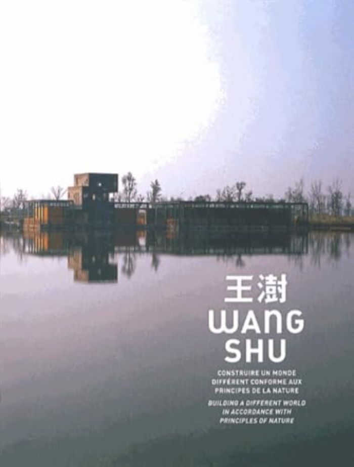 Couverture du livre « WANG SHU. CONSTRUIRE UN MONDE DIFFERENT  (ED. CITE DE L'ARCHITECTURE ET DU PATRIMOINE) » de Wang Shu, librairie Les Contes Infusés à Corte