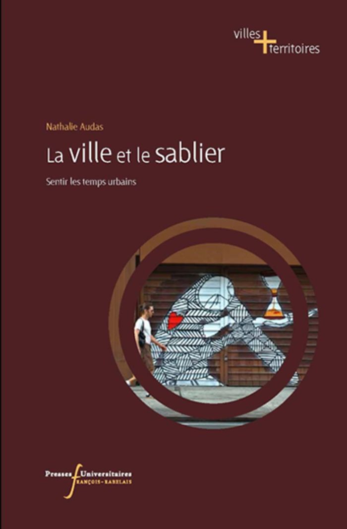Couverture du livre « VILLE ET LE SABLIER - SENTIR LES TEMPS URBAINS » de Nathalie Audas, librairie Les Contes Infusés à Corte